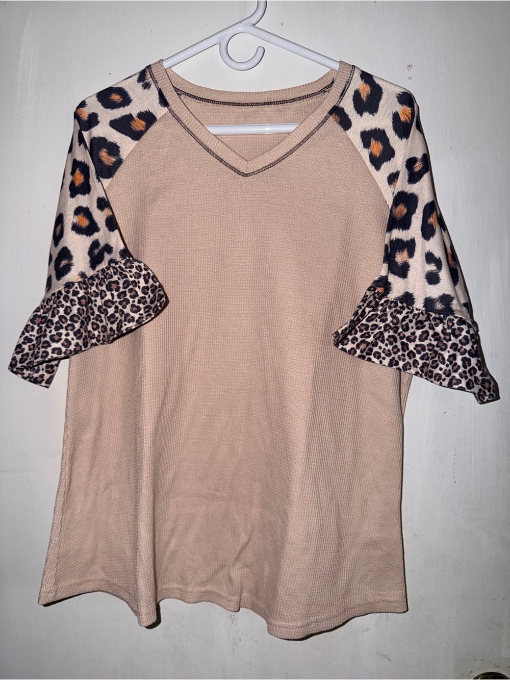 SHEIN Beige V-Neck Top with Leopard Print Ruffle Sleeves